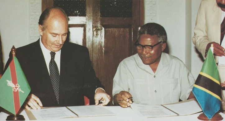 The Aga Khan and Tanzanian President Hassan Ali Mwinyi signing the Accord of Cooperation for Development at the State House in Dar-es-Salaam on July 12, 1991. The Accord stated Tanzania’s recognition of the Aga Khan Development Network’s long contribution to the development of the country and agreed that the Government would promote an enabling status to accelerate the economic, social and cultural development of Tanzania. Photo: The Ismaili USA, December 13, 1991.