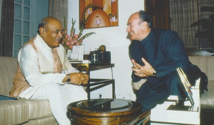 The Prime Minister of India, Shri P. V. Nasarimha Rao hosted a lunch in New Delhi for the Aga Khan during his official visit to India in November 1992. They are pictured here sharing a light moment during their private meeting. Photo: Ismaili Canada, March 1993.