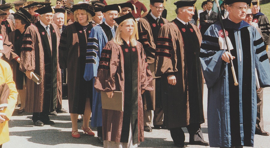 The Aga Khan delivered the Baccalaureate Address at Brown University, Providence, Rhode Island, on May 26, 1996. On the following day, he was the recipient of Brown University’s Honourary Degree of Doctor of Laws for “service to Islam and to all of human kind.” In the photo, the Aga Khan is seen leading the Honorary Degree recipients in the Academic Procession, which also included Sandra Day O’Connor, the first woman judge on the United States Supreme Court, and James Wolfensohn, President of the World Bank.