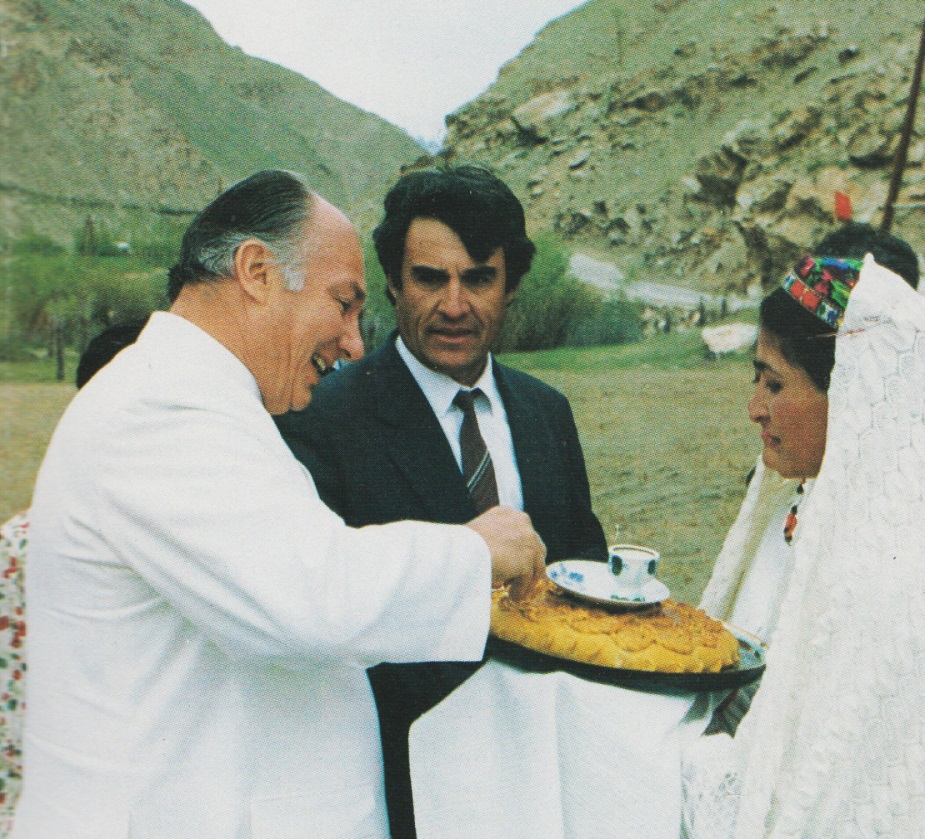19950522-31_Aga Khan Visit to Central Asia Hospitality Taking Morsel of bread The Ismaili Special Issue