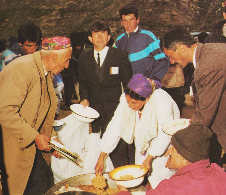 19950522-31_Aga Khan Visit to Central Asia Hospitality Volunteers Serving The Ismaili Special Issue