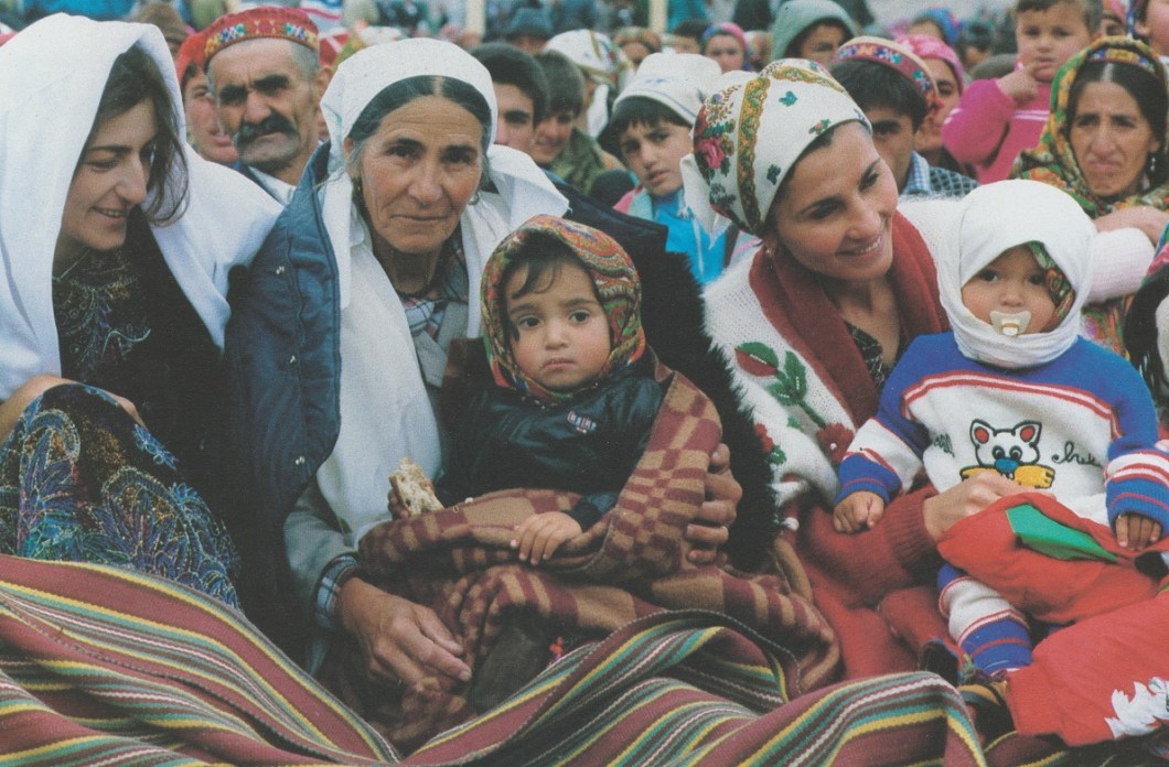 19950522-31_Aga Khan Visit to Central Asia Mothers with children await arrival The Ismaili Special Issue