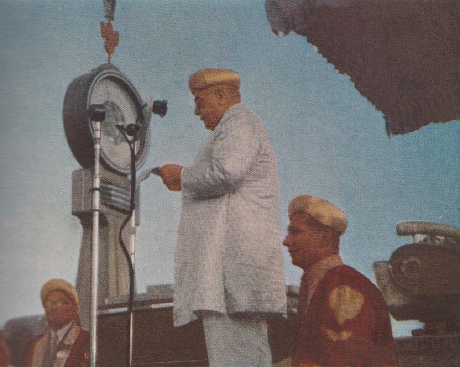 His Highness the Aga Khan speaks into a “Mike” at the Diamond Jubilee celebrations in Dar-es-Salaam. His weight in diamonds was the equivalent of over 640,000 Britsh pounds Photo: David Carnegie for the National Geographic, March 1947.