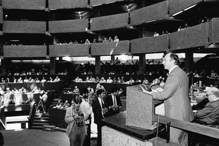 His Highness the Aga Khan delivering the keynote address to the 30th General Assembly of the International Press Institutes (IPI) in Nairobi, 02 March 1981. AKDN / Christopher Little