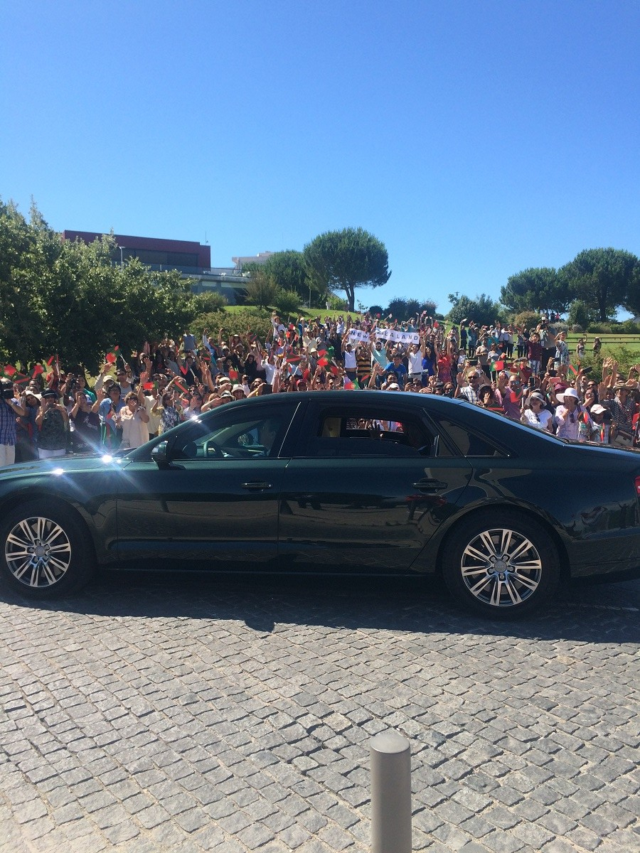 Aga Khan Hazar Imam waves to Ismailis gathered at Lisbon for his Diamond Jubilee