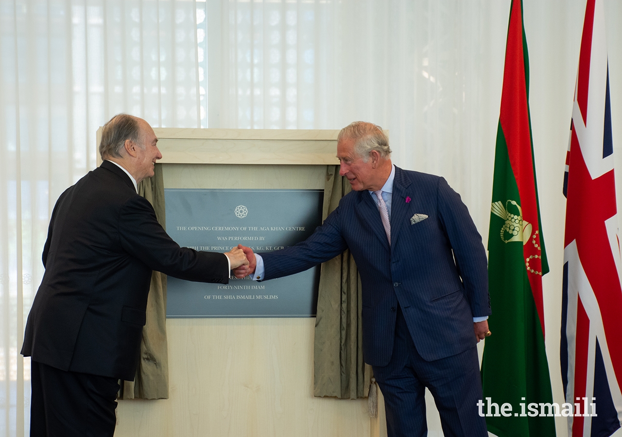 20110626_hh the aga khan and prince charles unveil plaque of aga khan centre dsc_4132