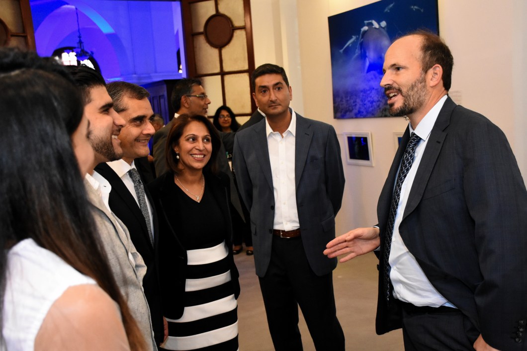 2019-02-kenya-06-dsc_3965_r_Prince Hussain Aga Khan in conversation with guests attending his exhibition