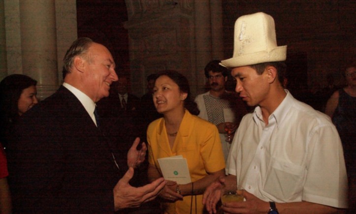Aga Khan with Kyrgyz musicians at the Smithsonian Folklife Silk Roads Festival in 2002