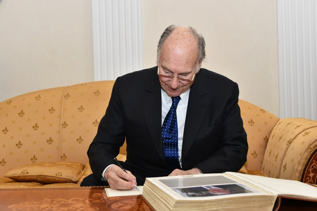 Aga Khan writes message in card for visitors book during his visit with Mintimer Shaimiev