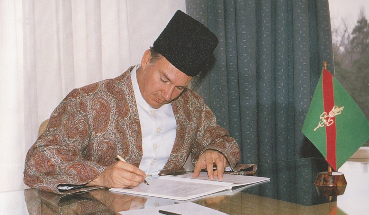 Aga Khan Mawlana Hazar Imam ordaining new Ismaili Constitution 1986 Barakah