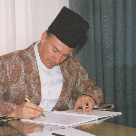 Aga Khan ordaining new Ismaili constitution