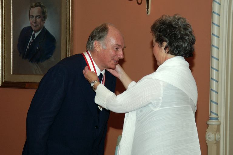 GG2005-0176-004 Ottawa, 06 June 2005 Her Excellency the Right Honourable Adrienne Clarkson, Governor General of Canada is presenting the Order of Canada decoration to His Highness the Aga Khan. Photo credit: Sgt Eric Jolin, Rideau Hall