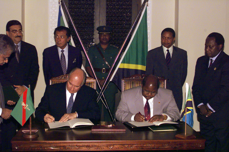 His Highness the Aga Khan (left) signing an Agreement of Co-operation for Development with Tanzanian President Benjamin Mkapa