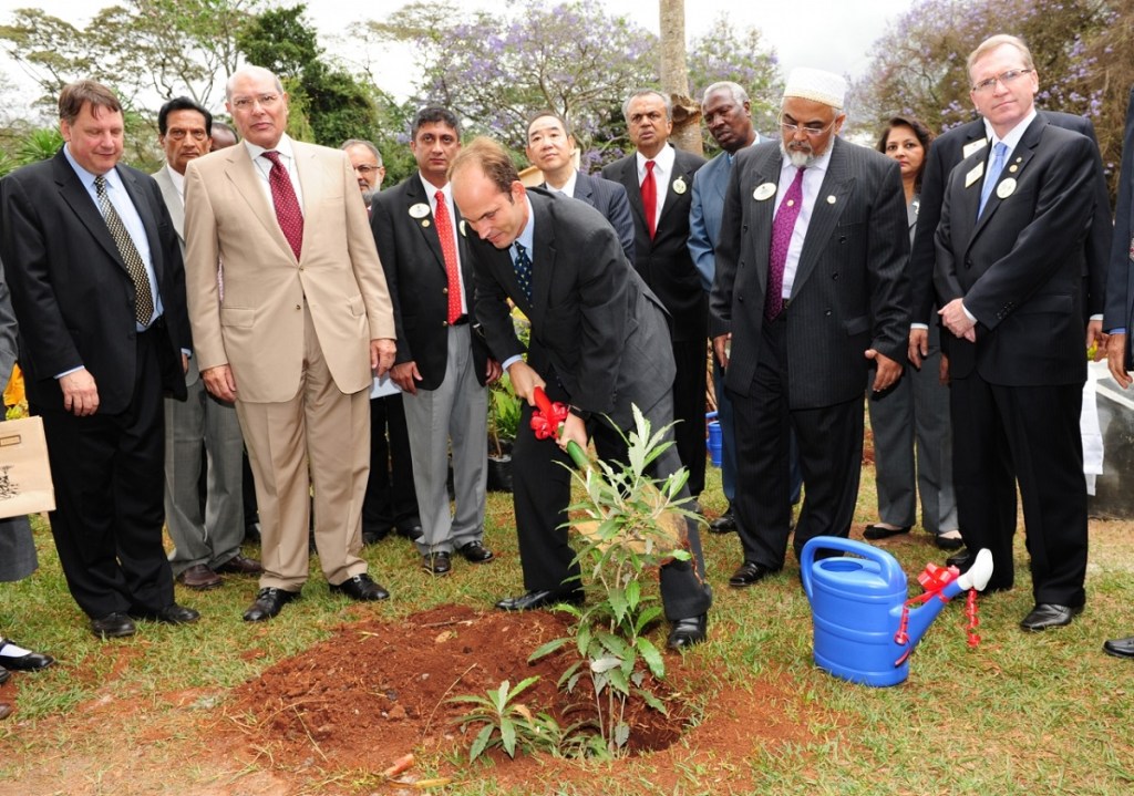 Prince Hussain plants a silver oak tree in the presence of David Boyer, Senior Director, Prince Sadruddin Fund for the Environment; Aziz Bhaloo, then AKDN Resident Representative in Kenya; Dr Wing-Kun Tam, Lions Clubs International President; Murtaza Dungarwal AKDN/Aziz Islamshah