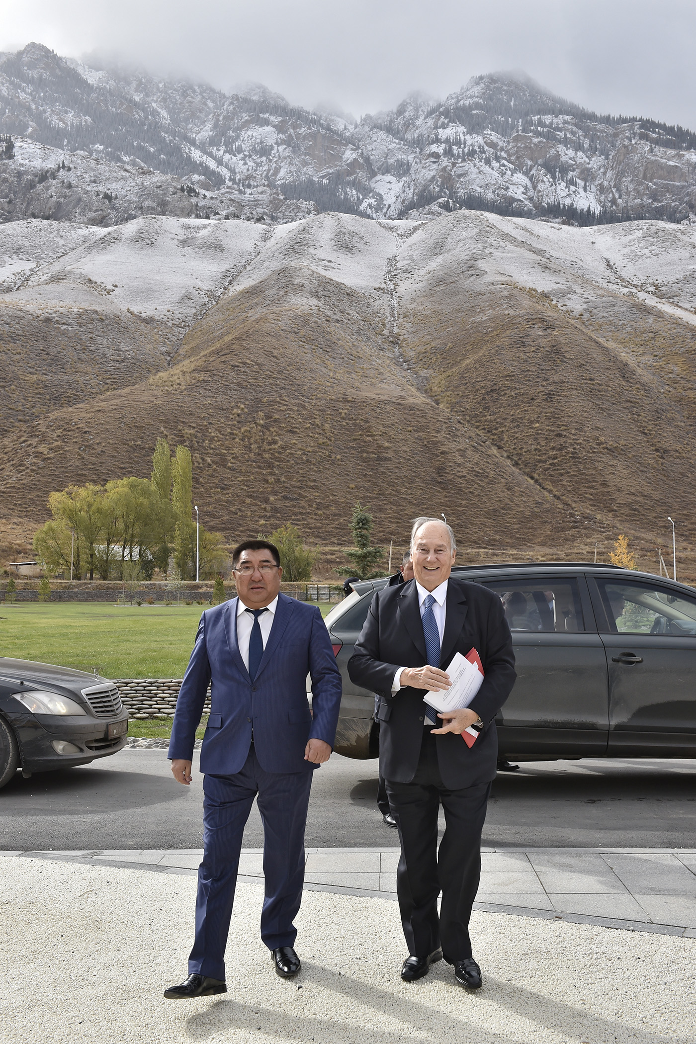 His Highness the Aga Khan, Mawlana Hazar Imam, escorted by Naryn Governor Amanbay Kayipov, arrives to the University of Central Asia Naryn Campus