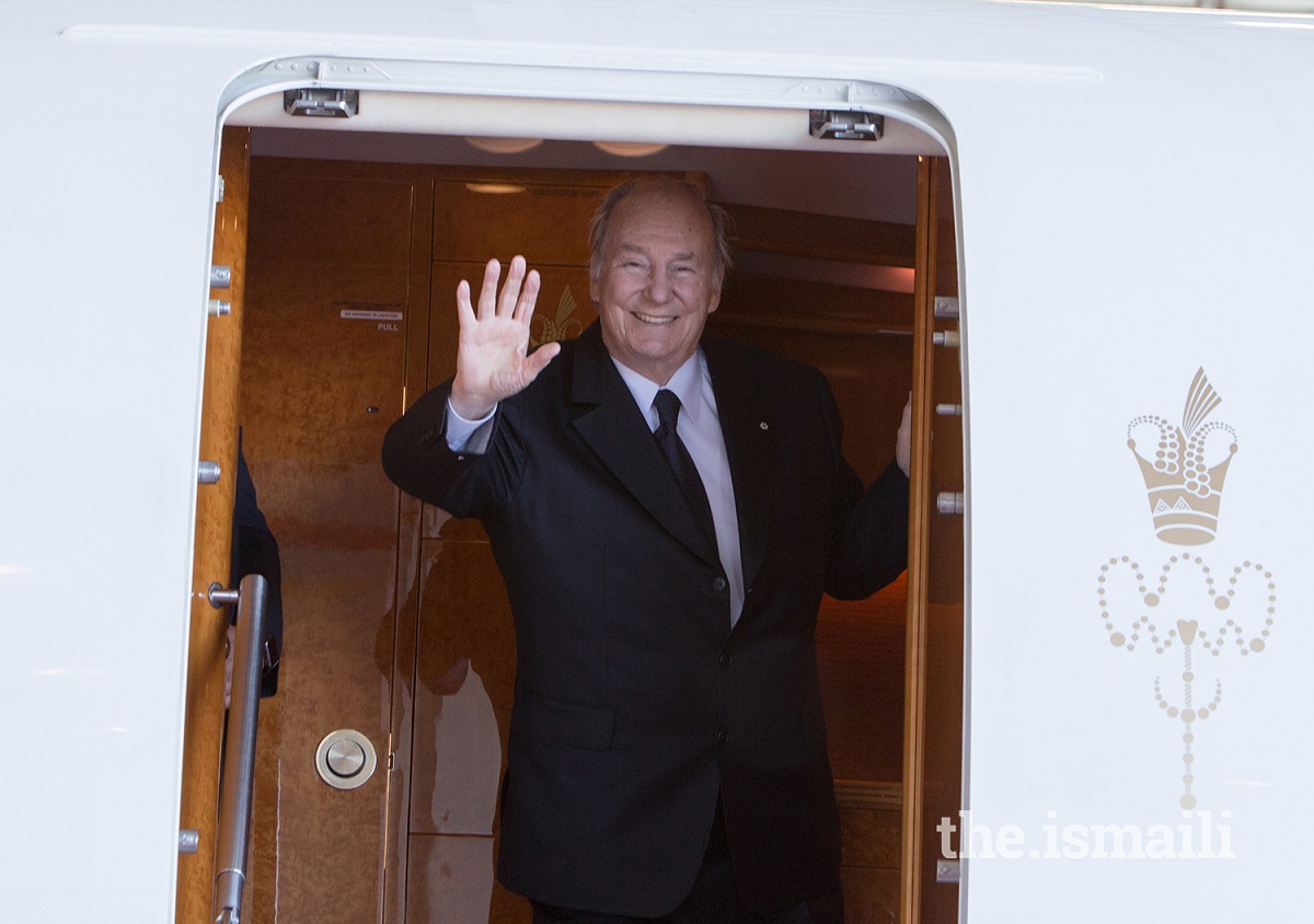 Aga Khan waves farewell from his plane, Barakah