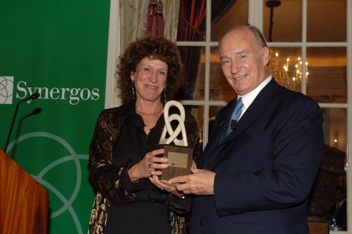 Synergos Founder and Chairperson Peggy Dulany presenting the David Rockefeller Bridging Leadership Award to Mawlana Shah Karim, His Highness the Aga Khan in London on October 22, 2012. Photo: AKDN/JMB Photographic Ltd