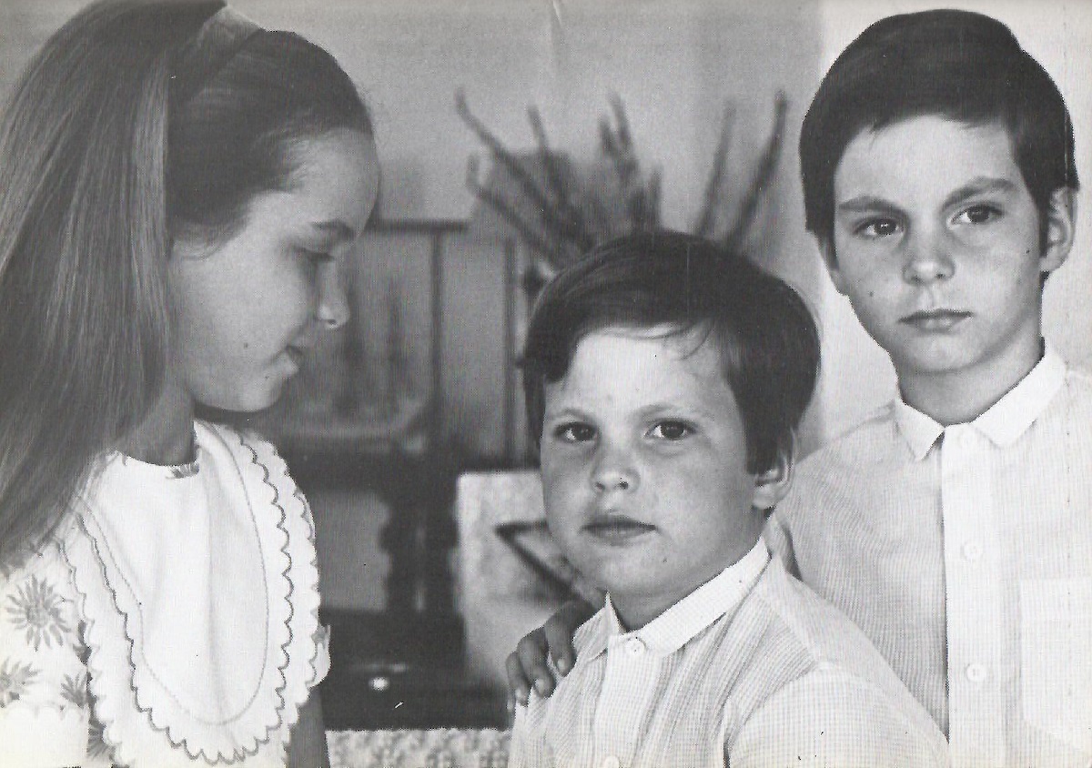 Mawlana Hazar Imam, His Highness the Aga Khan, and Princess Salimah’s children Princess Zahra (b. September 18, 1970), Prince Hussain (b. April 10, 1974) and Prince Rahim (b. October 12, 1971). Photo: Bahadur Hirji/Ilm Magazine. barakah.com tribute to prince rahim aga khan