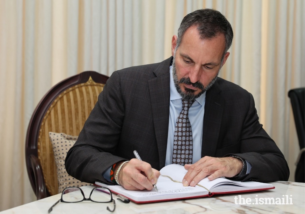 Prince Rahim Aga Khan signs a guest book at the Parliament building in Maputo, Mozambique. Barakah visual and textual expressions