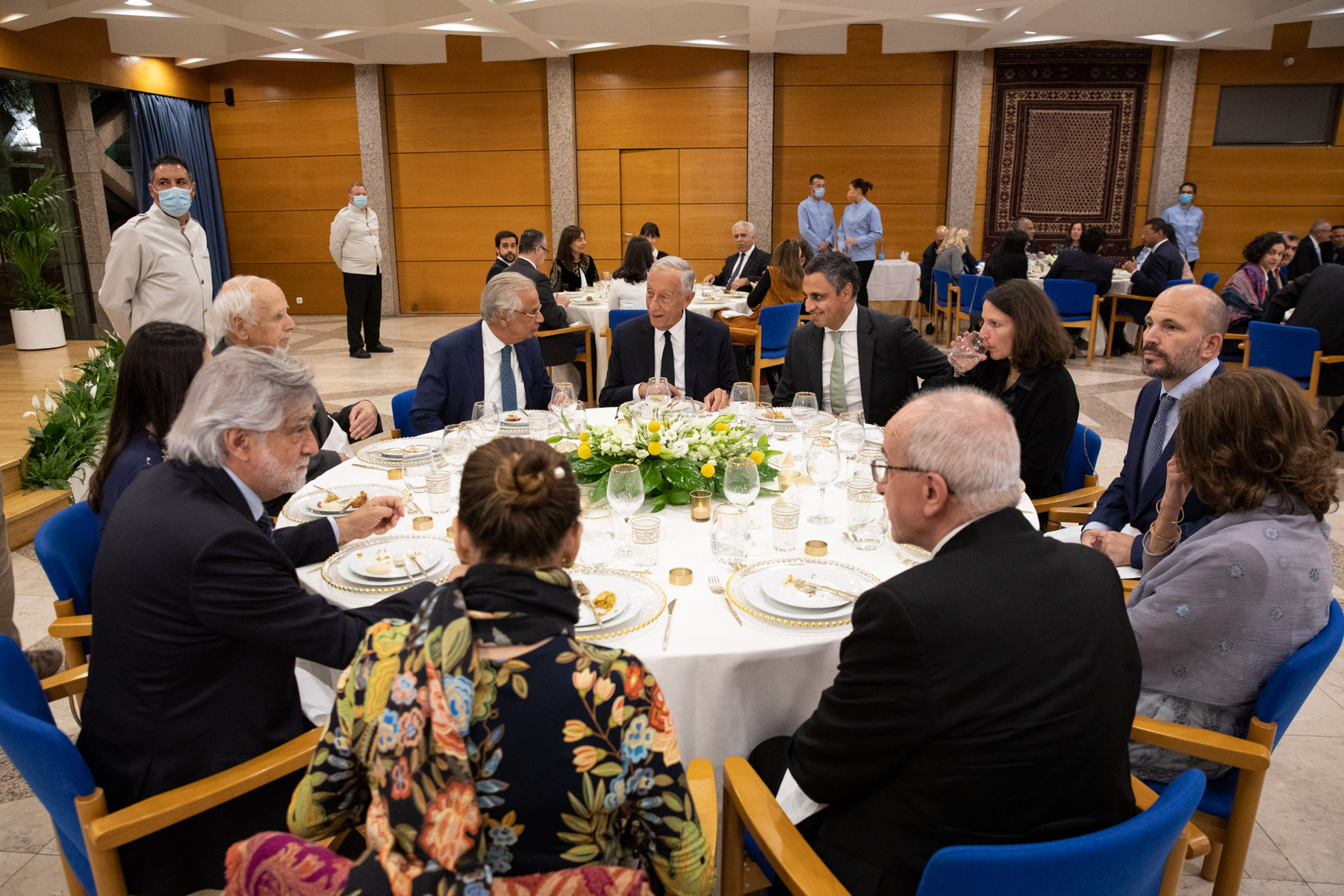 The President of Portugal, Marcelo Rebelo de Sousa, Princess Zahra Aga Khan, and Nazim Ahmed, Diplomatic Representative of the Ismaili Imamat to Portugal at the Ismaili Centre Lisbon for the Itfar dinner, April 21, 2022. Photo: © Miguel Figueiredo Lopez/Presidency of the Republic of Portugal.