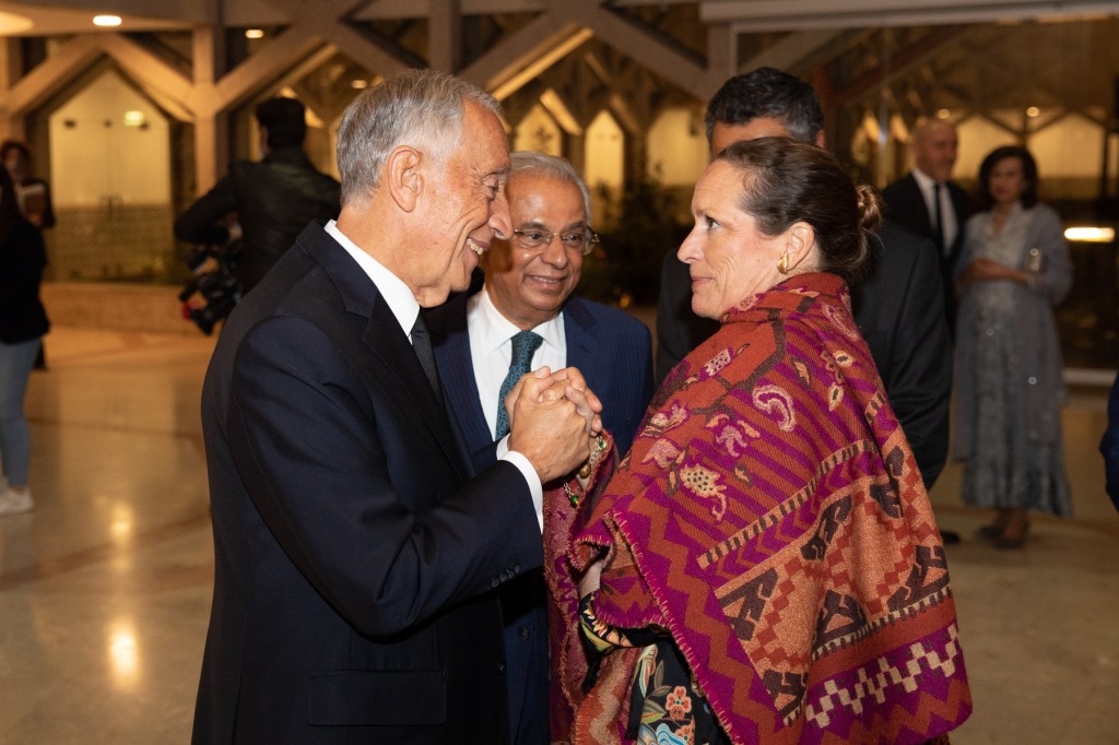The President of Portugal, Marcelo Rebelo de Sousa, Princess Zahra Aga Khan, and Nazim Ahmed, Diplomatic Representative of the Ismaili Imamat to Portugal at the Ismaili Centre Lisbon for the Itfar dinner, April 21, 2022. Photo: © Miguel Figueiredo Lopez/Presidency of the Republic of Portugal.