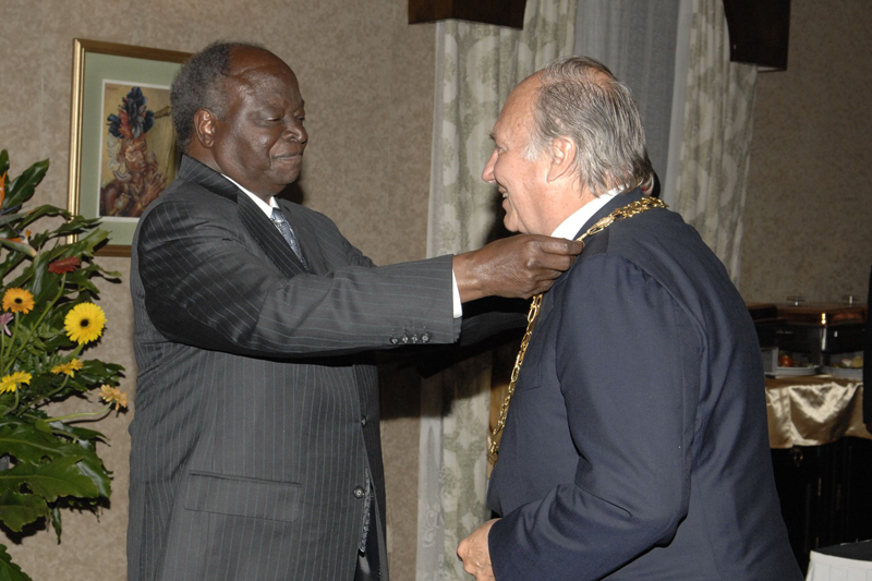 Aga Khan receives Chief of the Order of the Golden Heart of Kenya from Mwai Kibaki during his Golden Jubilee, Barakah