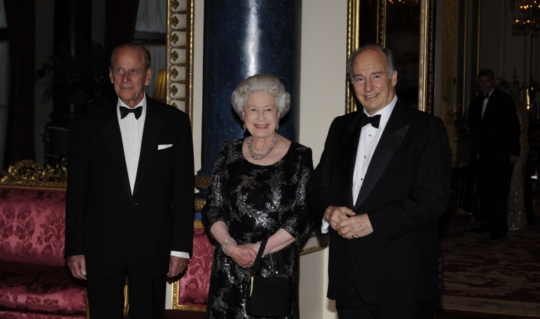 His Highness the Aga Khan together with Her Majesty the Queen and His Royal Highness The Duke of Edinburgh, Prince Philip, during a dinner hosted in honour of His Highness the Aga Khan at Buckingham Palace to commemorate his Golden Jubilee, London, 7 July 2008. Photograph: AKDN / Gary Otte