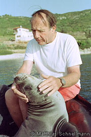 rince Sadruddin Aga Khan on the Aegean island of Alonissos, with the orphaned monk seal, with Theodoros, June 1992. Photo: © Matthias Schnellmann, The Monachus Guardian.