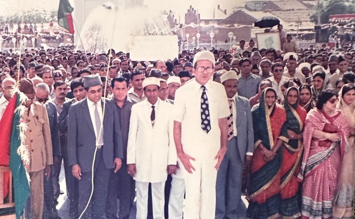 Ismaili Imam Aga Khan in Methan Village, Sidhpur, India, for meeting with followers and foundation ceremony of new Ismaili Jamatkhana prayer house, Barakah.