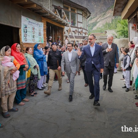 Prince Rahim Aga Khn welcome by Members of the Ismaili community