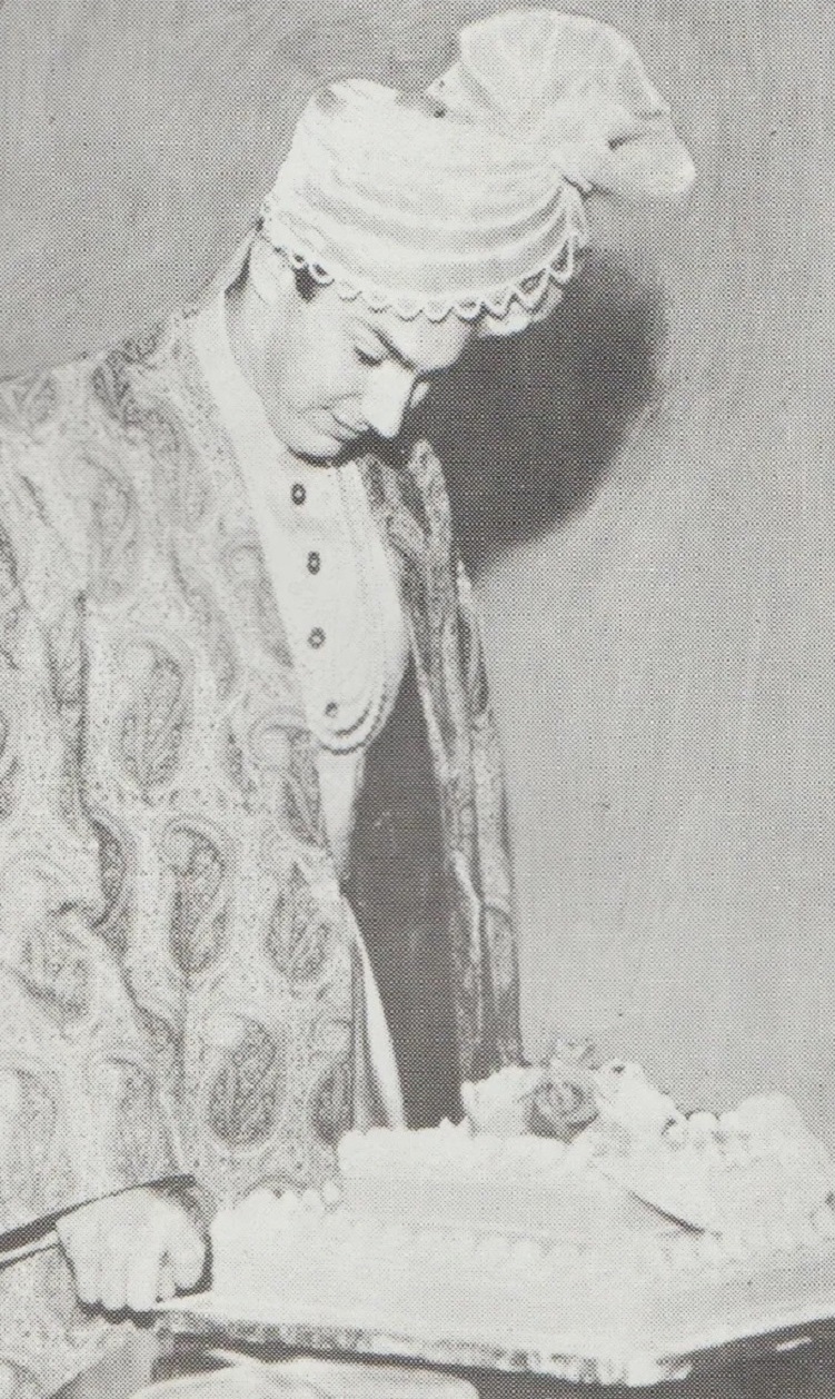 Aga Khan cutting a birthday cake in Karachi
