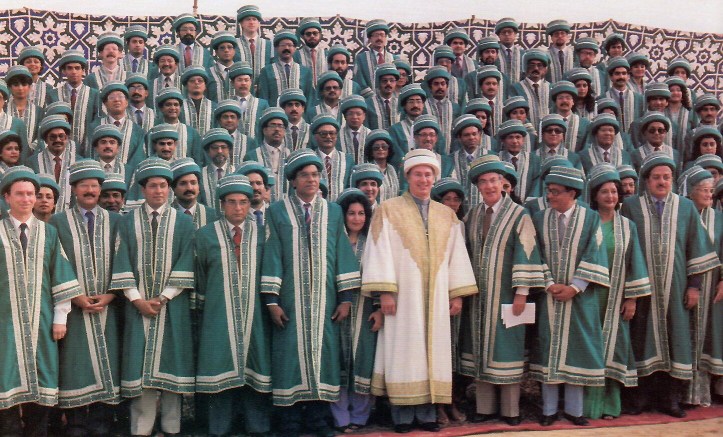 Aga Khan with graduates of AKU