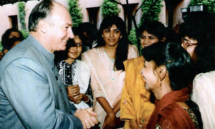 Aga Khan with graduating students at AKU