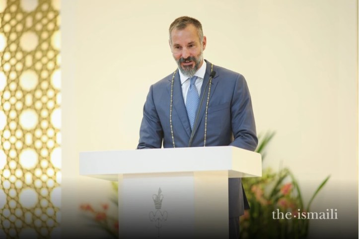 Rahim Aga Khan speaking to his followers in Kenya