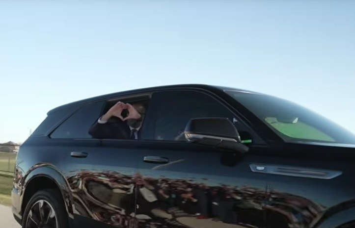 Aga Khan expresses his affection to Ismaili volunteers and scouts as his motorcade passes them during his departure from Houston
