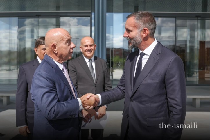 The Mayor of Houston is received by the Aga Khan upon his arrival for the inauguration of the Ismaili Center in Houston