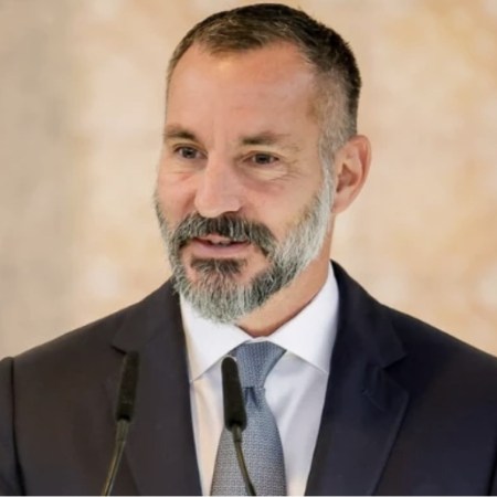 Aga Khanmeets with young Ismaili followers in Lisbon