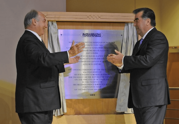 Aga Khan IV and the President of Tajikistan unveiling a plaque during the opening ceremony of the Ismaili Center.