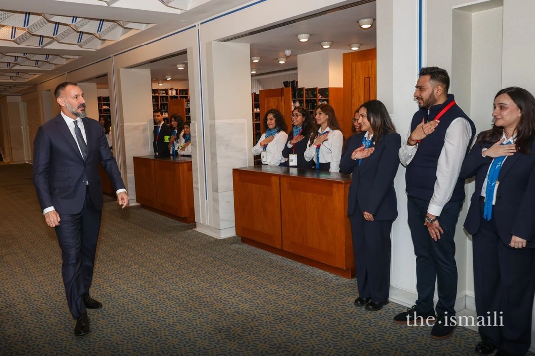 Aga Khan at youth meeting with Ismailis in London