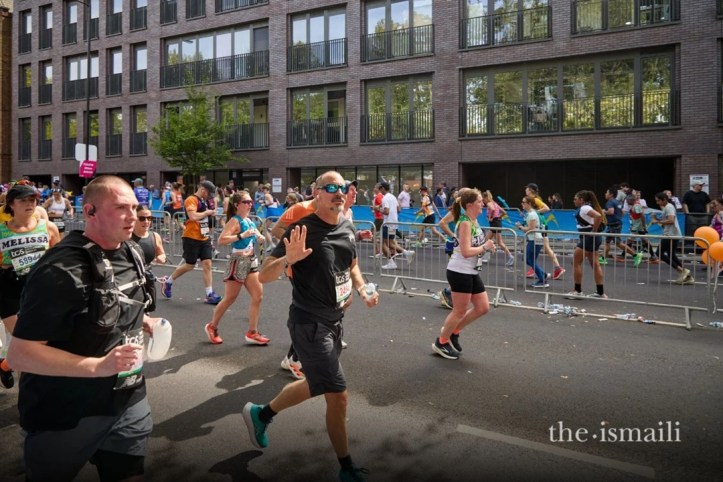 Aga Khan runs London Marathon