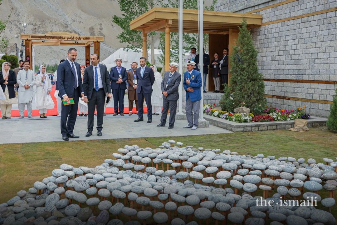 Mawlana Hazar Imam gives Didar in Passu