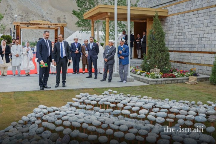 Mawlana Hazar Imam gives Didar in Passu